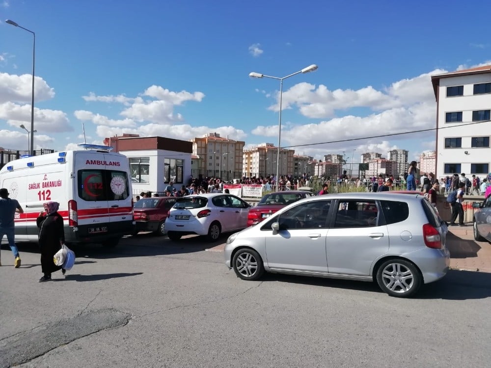 Sınıfın asma tavanındaki kartonpiyer öğrencinin üzerine düştü 