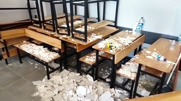 Sınıfın çatısından sıva düştü: 2 yaralı