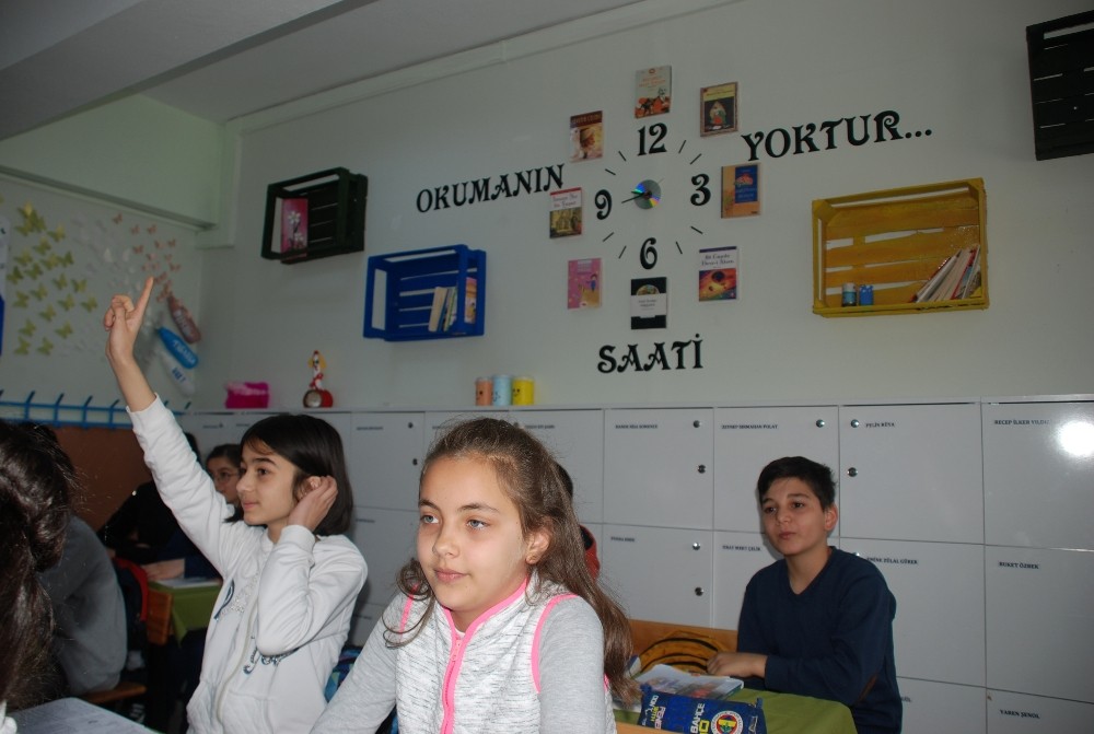 Sınıflarını çöple renklendirdiler 