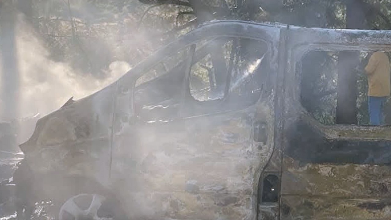 Sınır bölgesindeki karavan yangını ormana sıçradı, kısa sürede söndürüldü