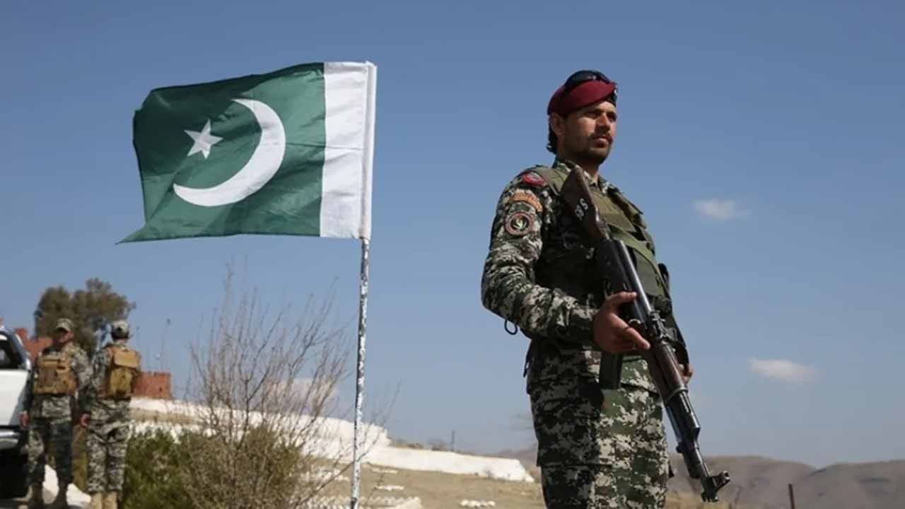 Sınır hattında darbe! Pakistan ordusu 13 teröristi etkisiz hale getirdi