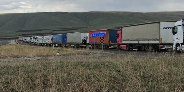 Sınır kapısında 5 kilometrelik TIR kuyruğu