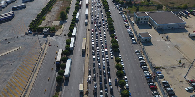 Sınır kapısında büyük çile! Araç kuyruğu 7 kilometreyi buldu