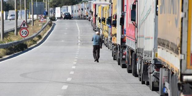 Sınır kapısında büyük hareketlilik! Kuyruk 10 kilometreyi buldu