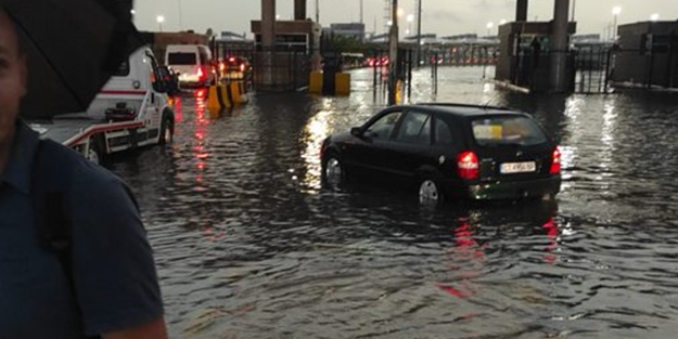 Sınır kapısında şiddetli yağış! Su bastı