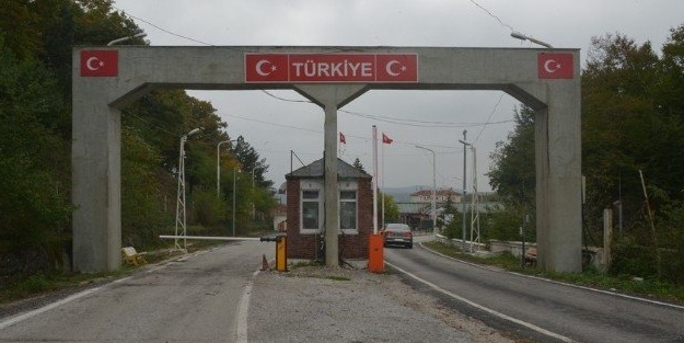 Sınır kapısında suikast silahları ele geçirildi