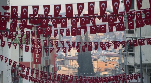 Sınır köyünde harekâta bayrak ve pankartlı destek