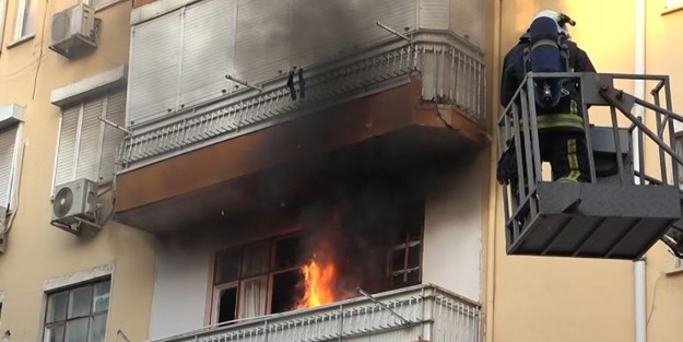 Sinir krizi geçiren kadın dehşet saçtı! Eline ne geçtiyse fırlattı