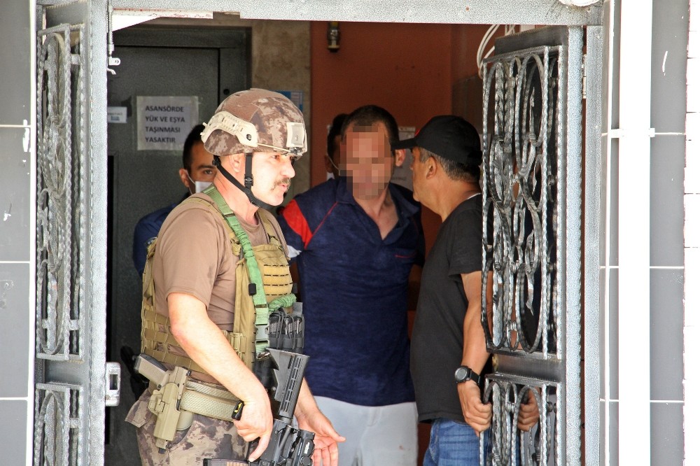 Sinir krizi geçirip eşyalarını sokağa fırlatan adam, özel harekat polislerince koçbaşıyla kapısı kırılıp evden alındı 