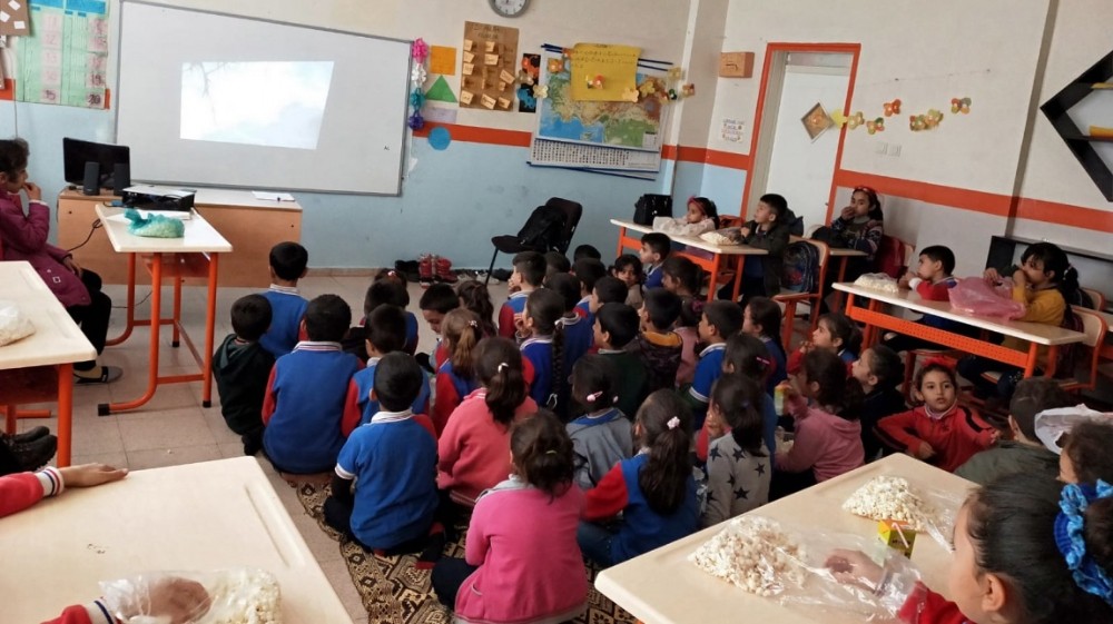 Sınır okulundaki öğrencilerden küçük imkanlarla duygu dolu etkinlik 