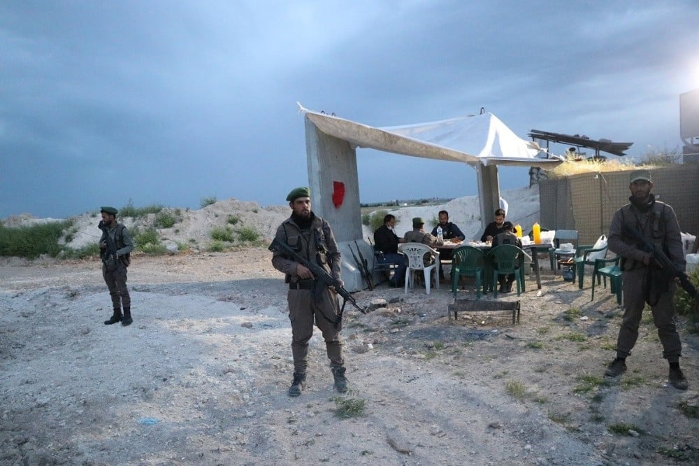 Sınır ötesindeki asker ve polislere iftar ikramı 