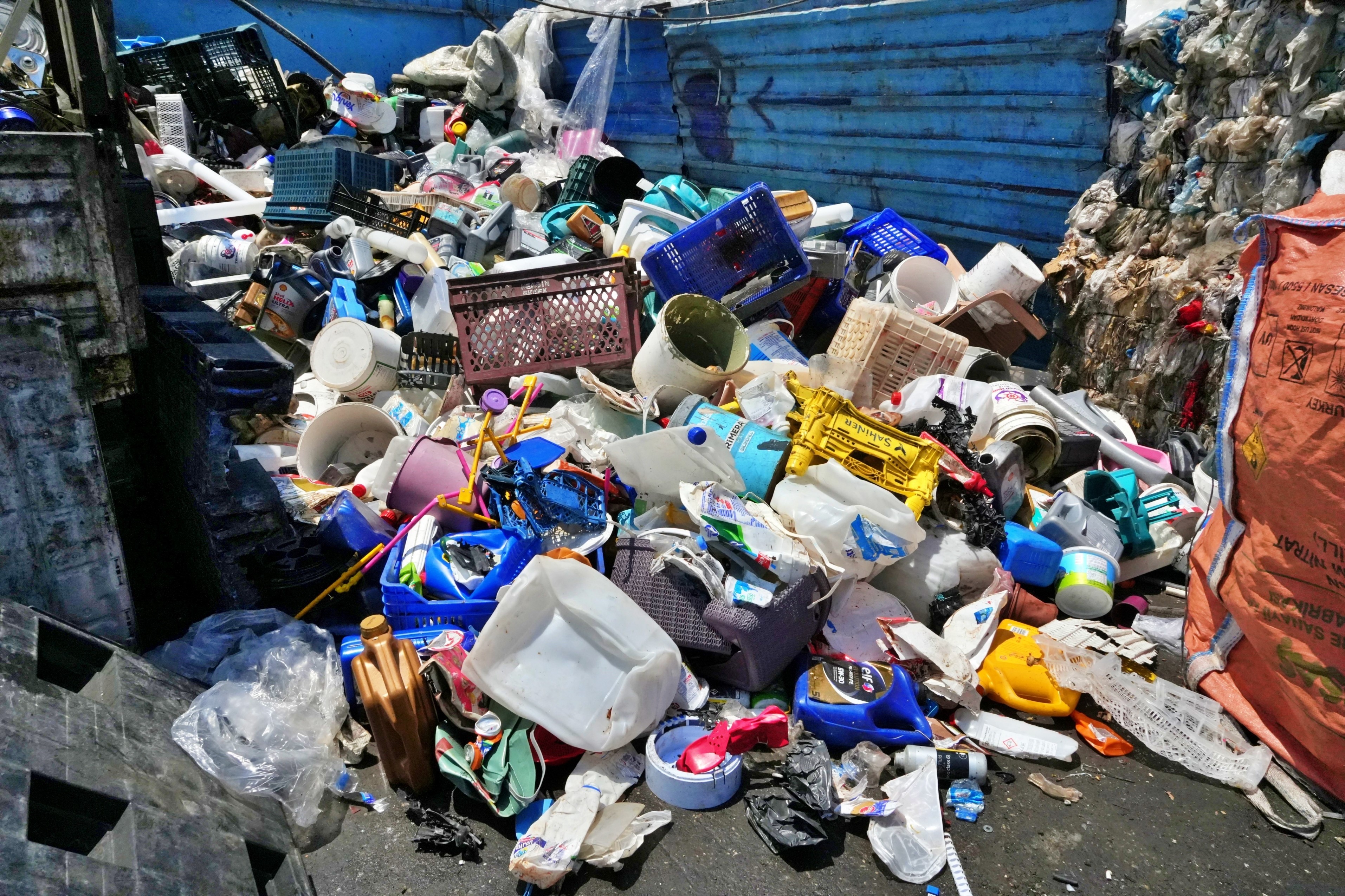 Sınır tanımayan israf geri dönüşüm işçilerini bile şaşırtıyor