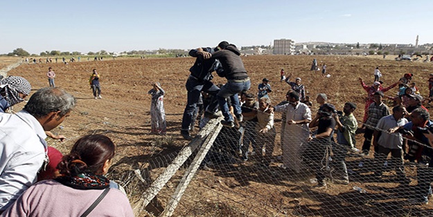 Sınır tellerini yıkıp Kobani'ye geçtiler