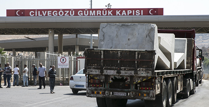 Sınıra beton blok sevkiyatı