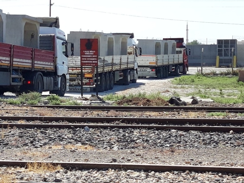Sınıra beton blok sevkıyatı yapıldı 