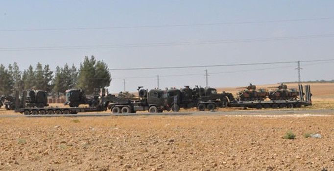 Sınıra çok sayıda tank ve zırhlı araç konuşlandırıldı