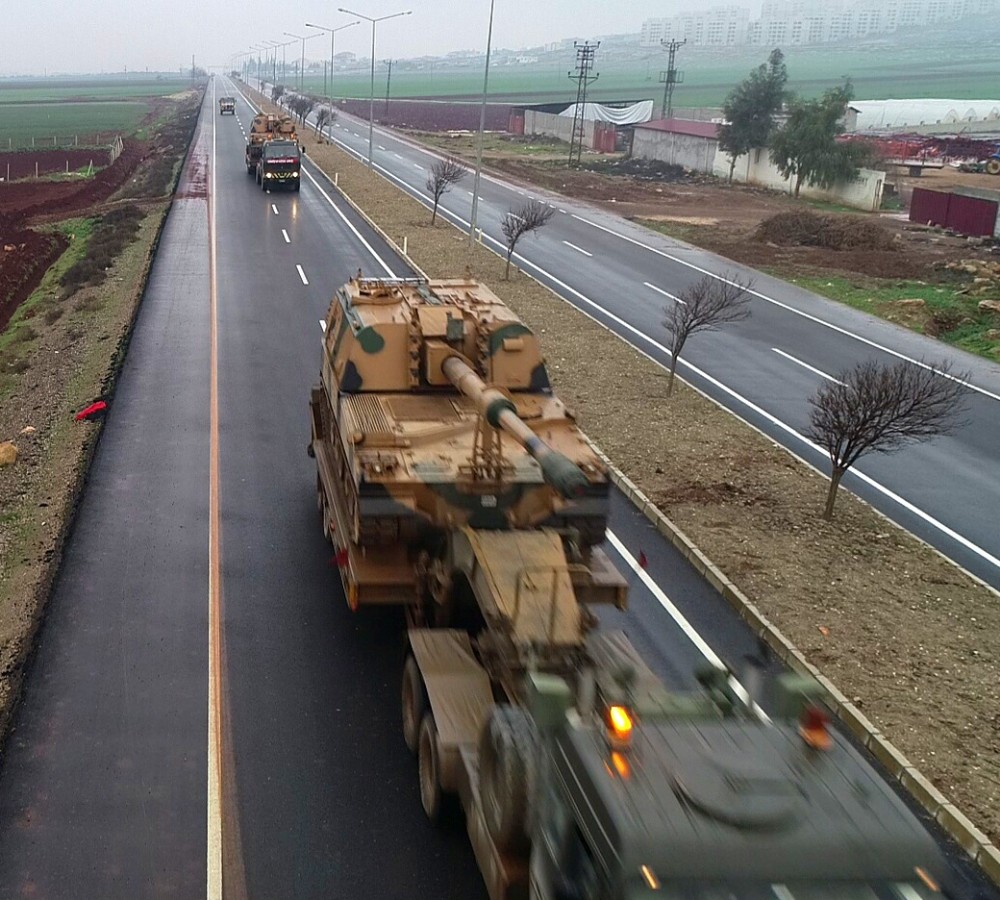 Sınıra tank ve zırhlı araç sevkiyatı havadan görüntülendi 