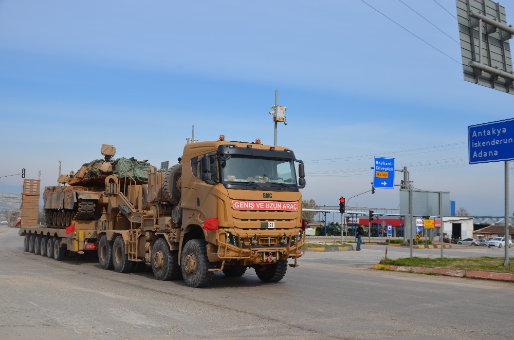 Sınıra tank ve zırhlı araç sevkiyatı sürüyor 