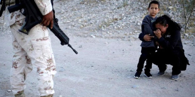 Sınırda çekildi! Dünya bu fotoğrafı konuşuyor