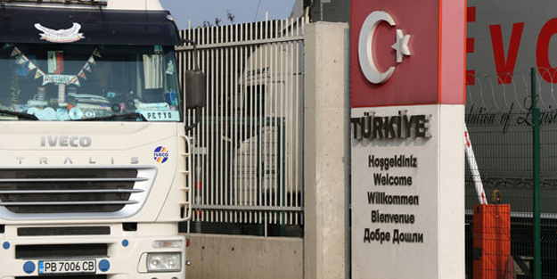 Sınırda dev hareketlilik! Kuyruk 12 kilometreyi aştı
