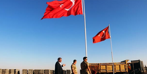 Sınırda dev Türk Bayrağı törenle göndere çekildi!