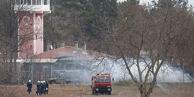 Sınırda mazlumları öldüren zalim Yunan polisinden PKK'lı kıza koruma