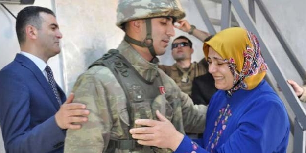 Sınırda Mehmetçiğe 'Anneler Günü' sürprizi