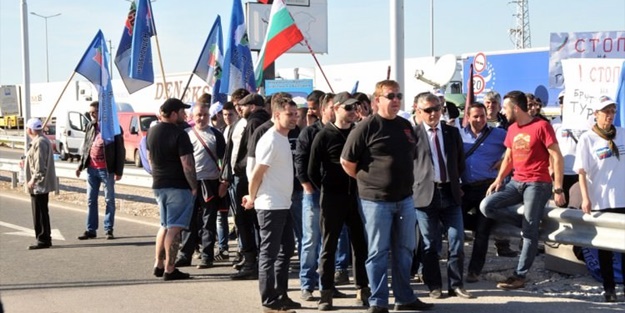 Sınırda polis devreye girdi, Türkler girmeye başladı