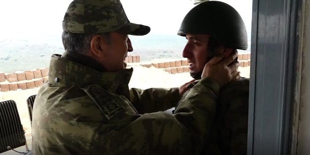Sınırda samimi görüntü! Akar önce güldü...