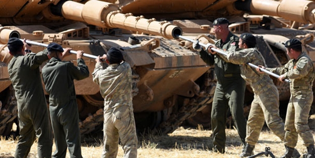 Sınırda tanklara bakım yapıldı
