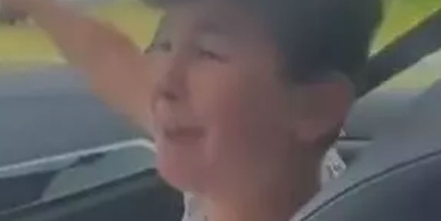 Sınırda Türk bayrağını gören gurbetçi çocuk duygulandırdı