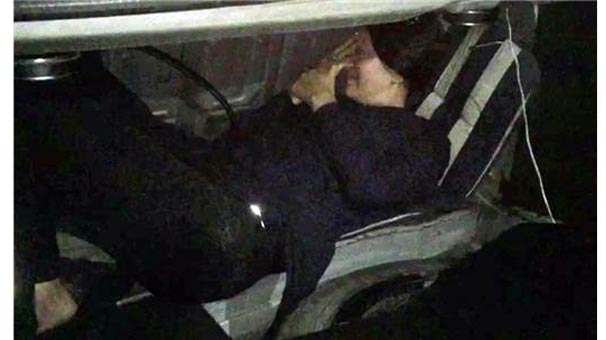 Sınırdan geçerken otomobilin bagajında yakalandı