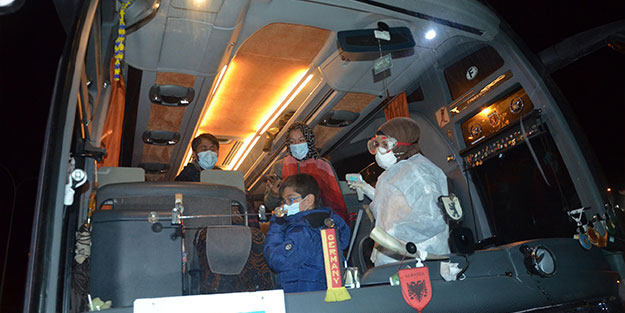 Sınırdan Kütahya’ya döndüler! Polisler göçmenlerin otobüsünü durdurdu