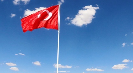 Sıfır noktasına dev Türk bayrağı dikildi