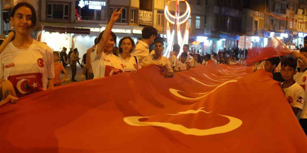 Sınırın sıfır noktasında 15 Temmuz yürüyüşü