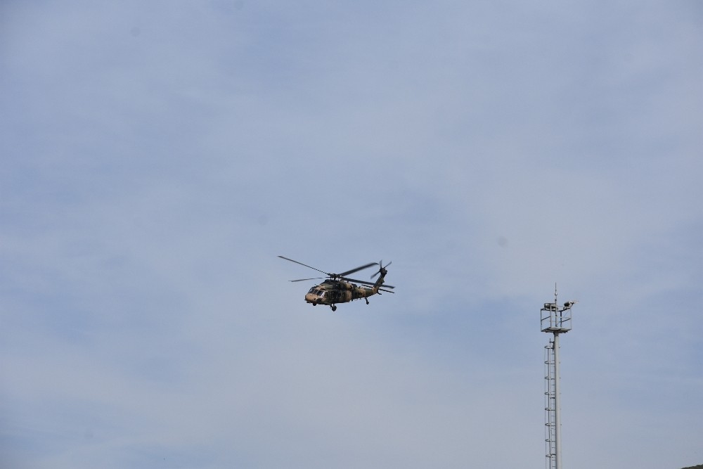 Sınırın sıfır noktasında helikopter hareketliliği 