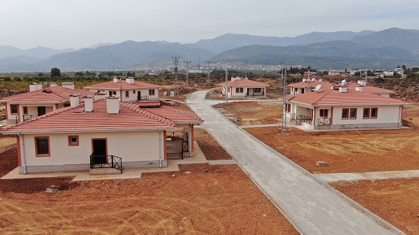 Sınırın sıfır noktasında inşa edildi! Bu köy evleri hayran bırakıyor