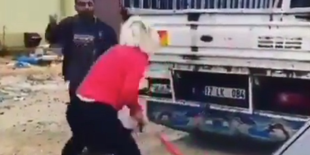 Sinirlerine hakim olamadı, beyzbol sopasıyla dövdü
