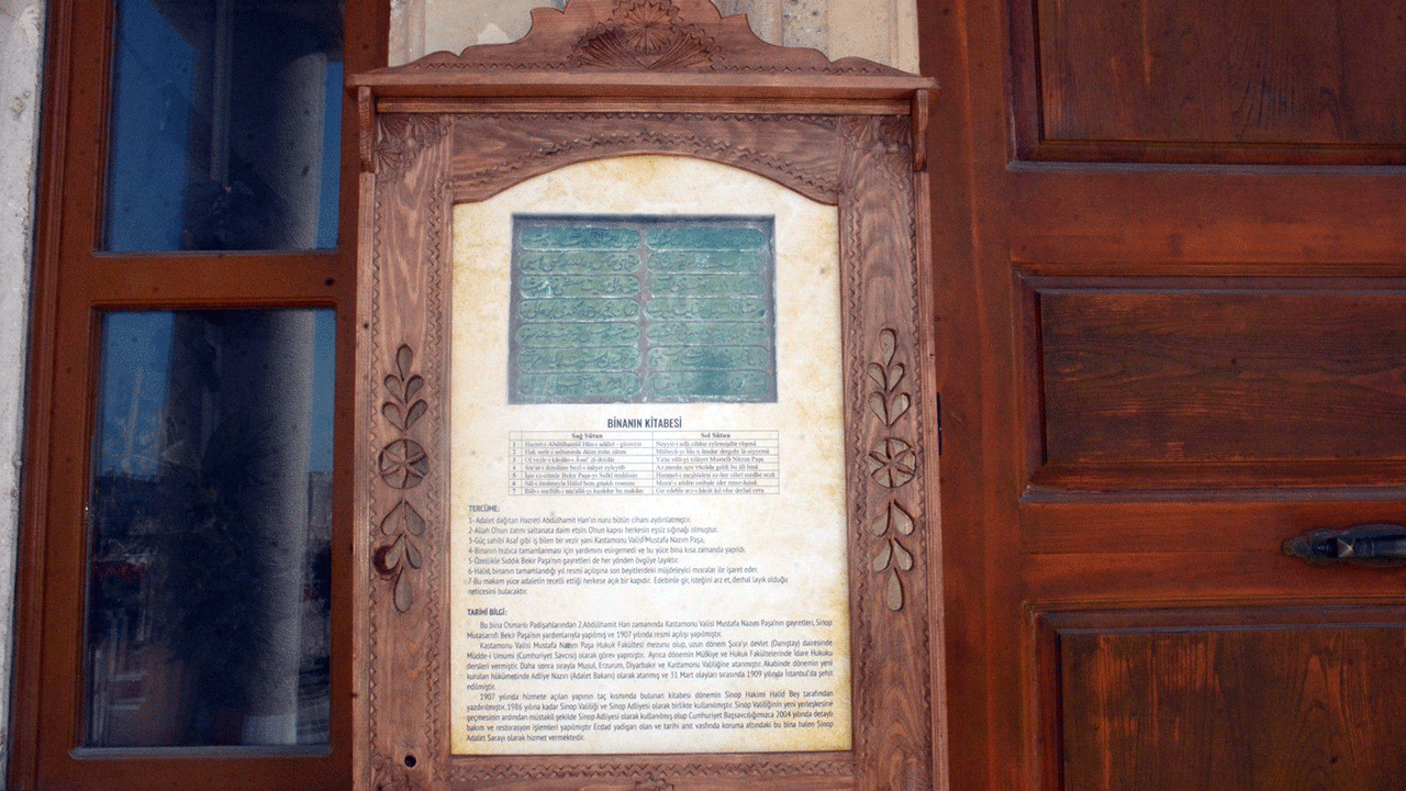 Sinop Adliyesi’ne tarihi dokunuş: Kitabe çevirisi girişe asıldı