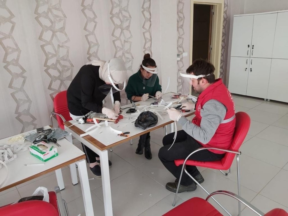 Sinop Gençlik Merkezi’nde siperlik maske üretiliyor 