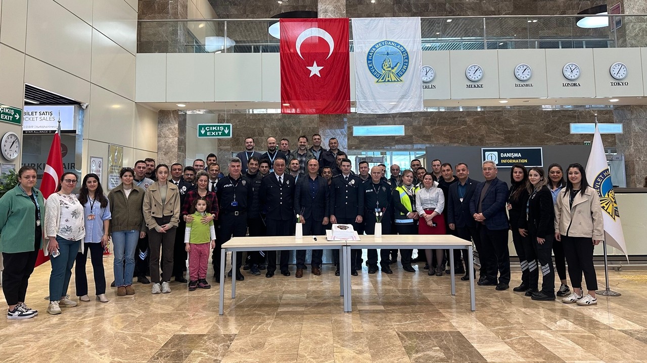 Sinop Havalimanı’nda emniyet mensuplarına Polis Haftası sürprizi