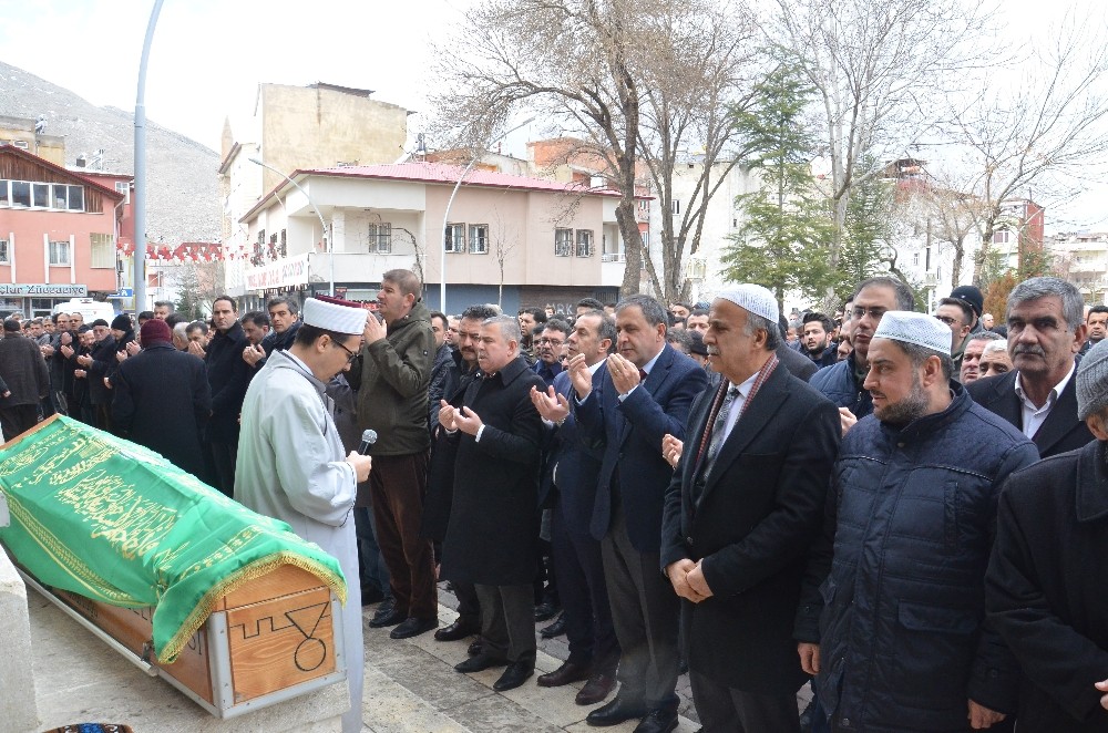 Sinop Valisi Şakalar’dan annesine son görev 