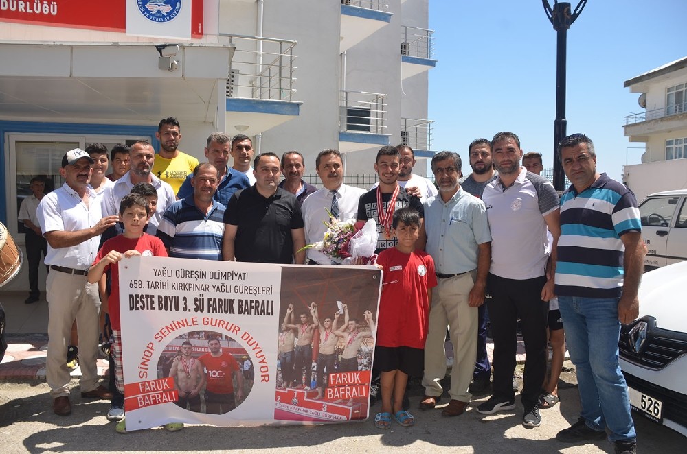 Sinoplu güreşçiye davullu-zurnalı tören 