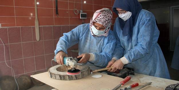 Hepsi el emeği göz nuru! Ahşaptan saat üretiyorlar