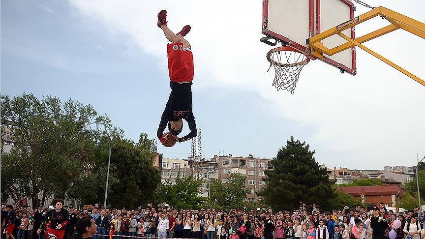 Sinop'ta akrobatik basketbol gösterisi