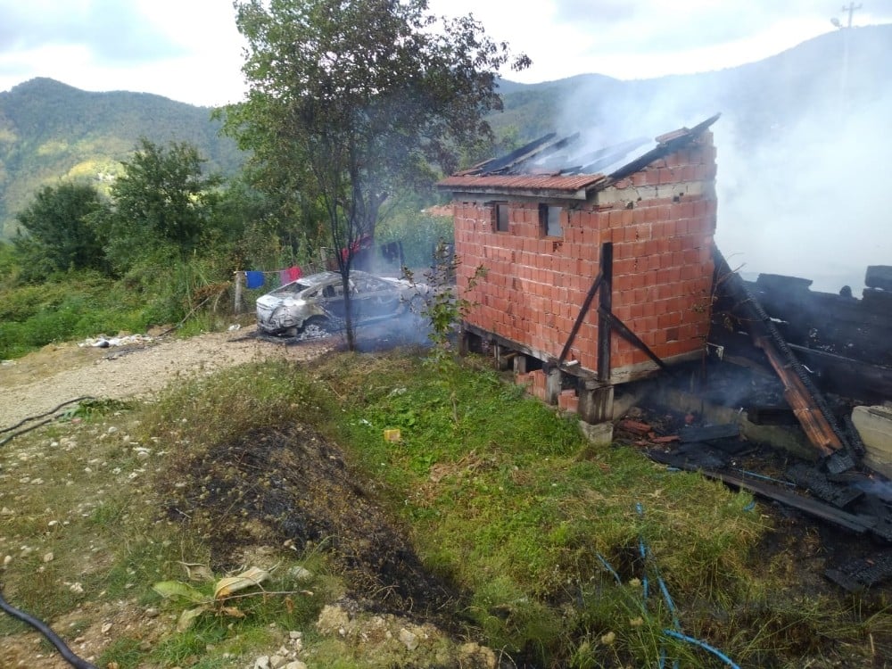 Sinop’ta alev alan araç evi yaktı 