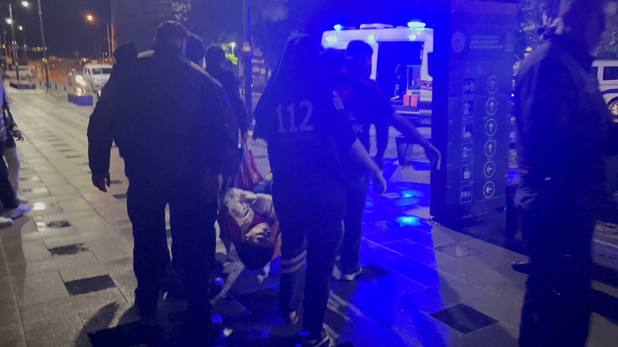 Sinop’ta bisikletiyle denize atlayan genci çevredekiler kurtardı