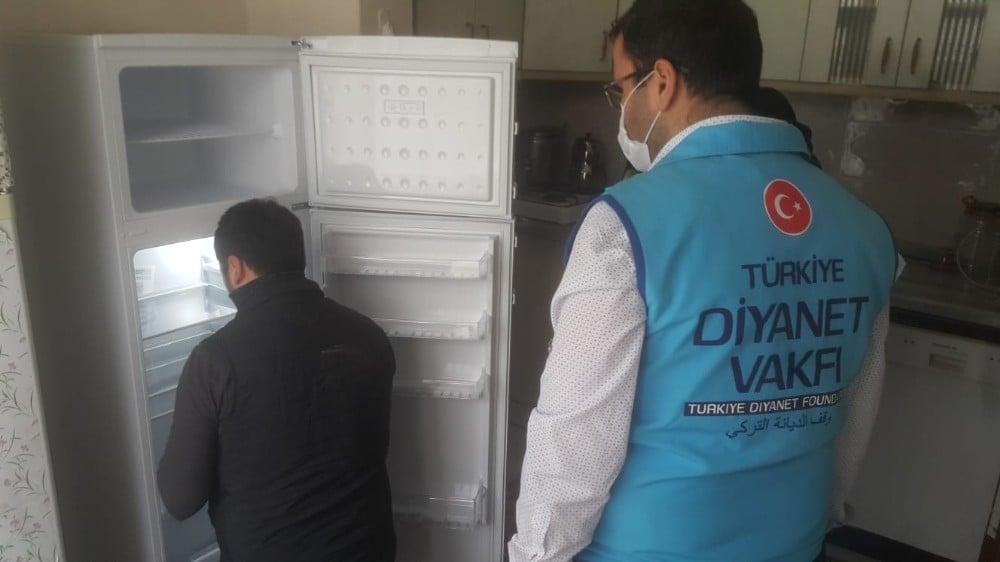 Sinop’ta din görevlileri buzdolabı hediye ettiler 