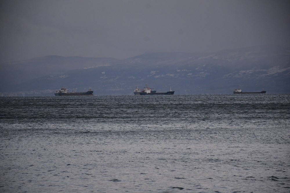 Sinop’ta fırtına deniz ulaşımını ve balıkçılığı etkiliyor 