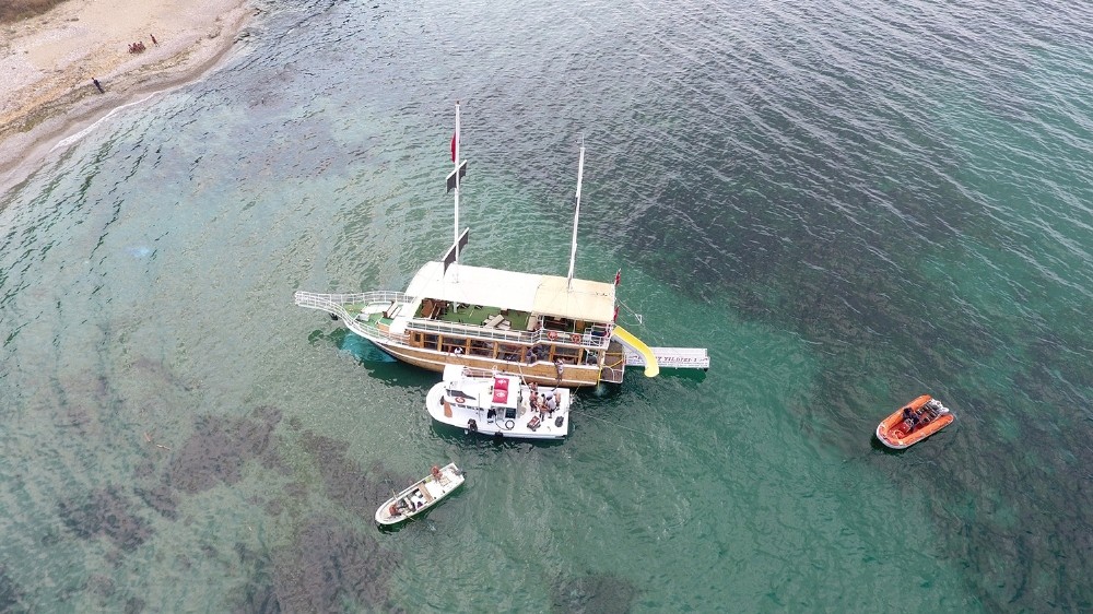 Sinop’ta gezi teknesi karaya oturdu 